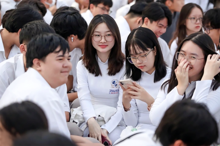 Miễn học phí cho con giáo viên: Hợp lý với giáo viên, bất công với xã hội