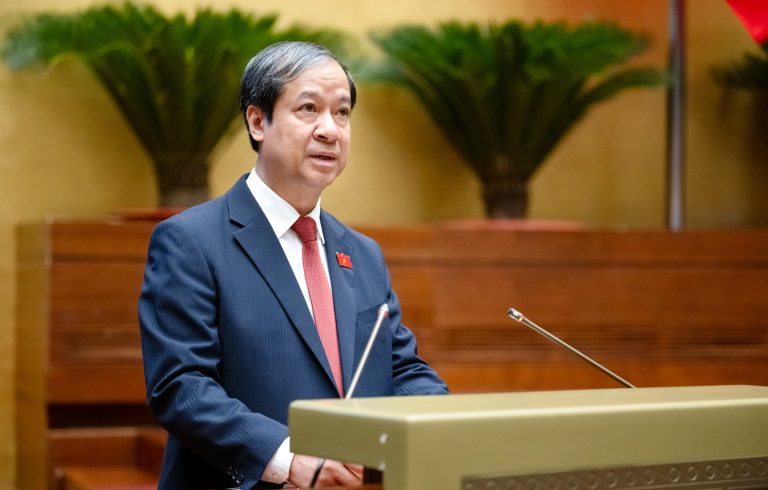 Bộ trưởng Nguyễn Kim Sơn trình bày Tờ trình về dự án Luật Nhà giáo