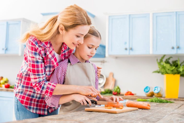 Giá trị lao động: Làm gương chính là bài học vô giá cho con
