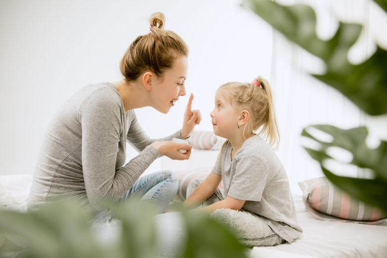 Kinh nghiệm trò chuyện cùng con: Tầm quan trọng của sự lắng nghe