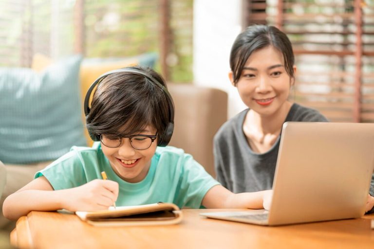 Tạo không khí học tập tích cực để con luôn hứng thú với việc học