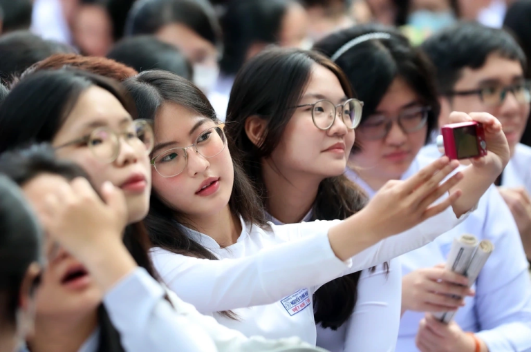 Bộ GD&ĐT lý giải căn cứ chính sách miễn học phí cho học sinh công lập