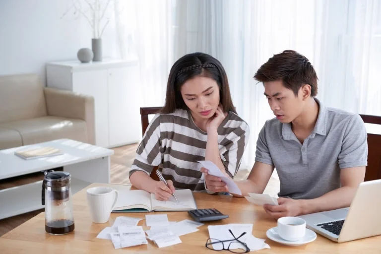 Khi vợ chồng bất đồng về tài chính: làm sao dung hòa?