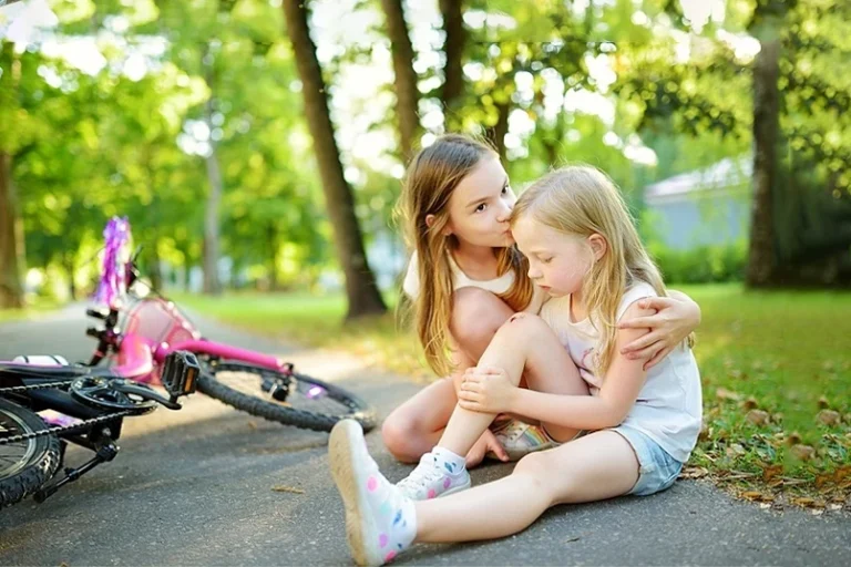 Dạy con biết quan tâm – Bài học đầu đời nuôi dưỡng lòng nhân ái