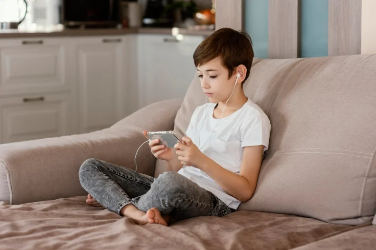 Giới hạn thời gian màn hình cho trẻ: cách thiết lập hiệu quả giúp con cân bằng cuộc sống