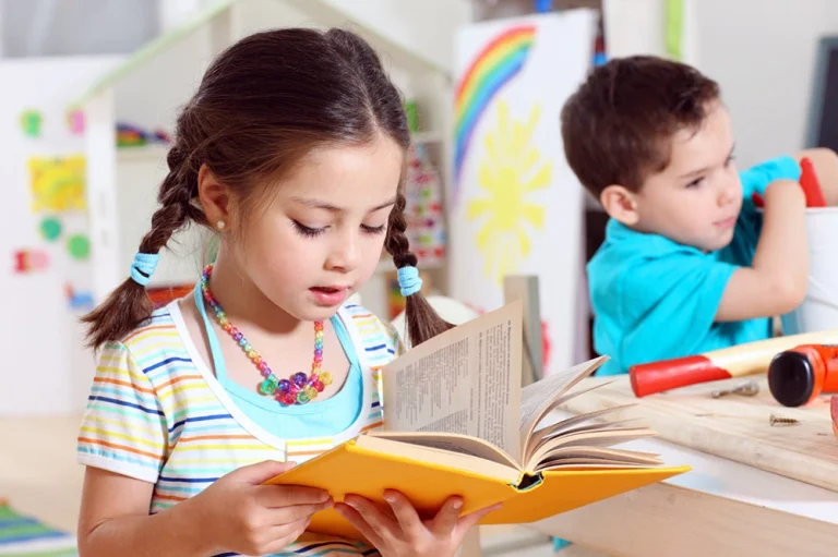 Khuyến khích con đọc sách – Bí quyết giúp trẻ yêu sách từ những điều nhỏ nhất
