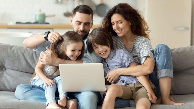 Rủi Ro Online: Nhận diện mối nguy và bảo vệ trẻ an toàn trên Internet