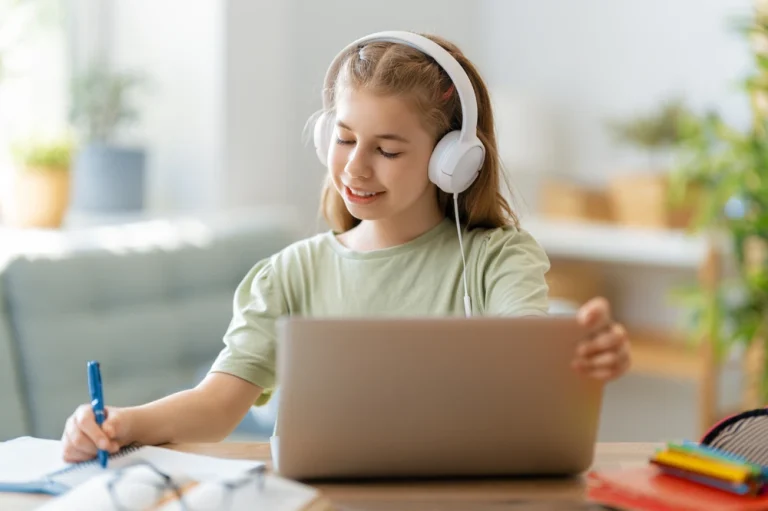 Khi con gặp rắc rối trên mạng, cha mẹ nên làm gì để không làm tổn thương con?