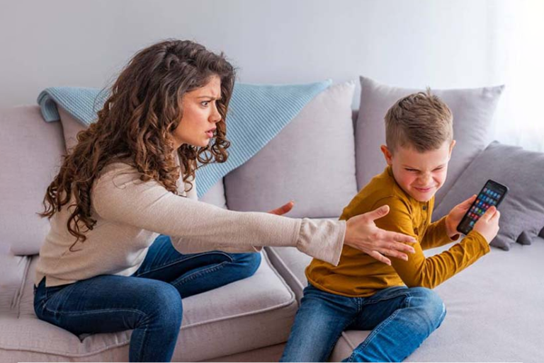 Có nên kiểm soát điện thoại của con không? Đồng hành cùng con đúng cách