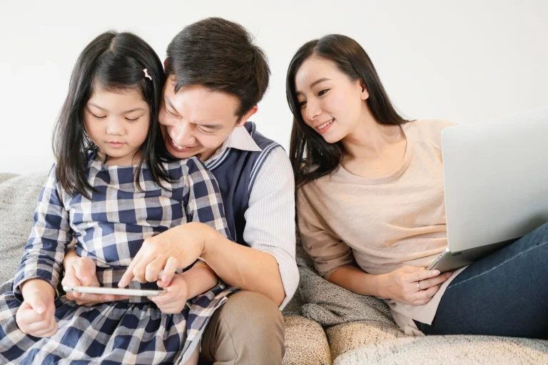 Cha mẹ có nên kiểm tra tin nhắn của con trên mạng xã hội hay không?