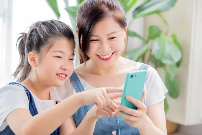 Xây dựng thói quen sử dụng thiết bị lành mạnh cho trẻ trong Gia Đình Số