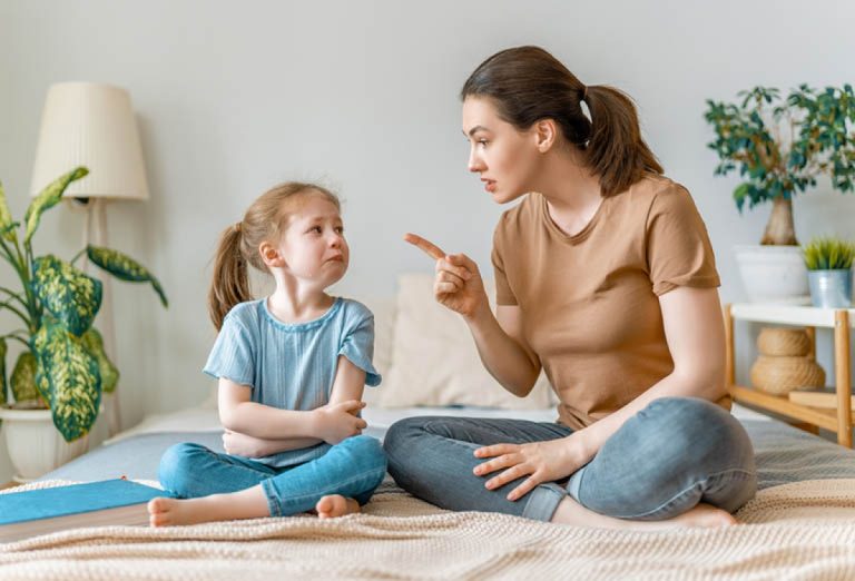 Đừng cấm và đừng ép con: bí quyết nuôi dạy trẻ tự tin, tử tế và hạnh phúc