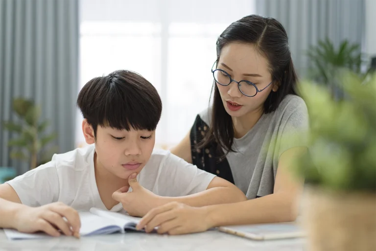 Nuôi dạy con tuổi teen trong thời đại số: Những điều cha mẹ cần biết